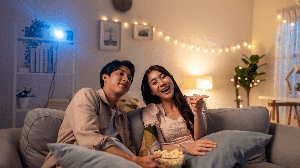 Investigação, aventura, romance e comédia ganham espaço no catálogo da Netflix nesta semana (Imagem: Hananeko_Studio | Shutterstock)