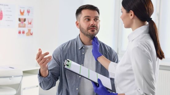 Reconhecer sinais de alerta ligados a nódulos na tireoide é essencial para conduzir o diagnóstico com segurança e definir o tratamento ideal (Imagem: New Africa | Shutterstock)