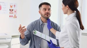 Reconhecer sinais de alerta ligados a nódulos na tireoide é essencial para conduzir o diagnóstico com segurança e definir o tratamento ideal (Imagem: New Africa | Shutterstock)