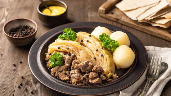 Ensopado de cordeiro com repolho (Fårikål) (Imagem: Malin_82 | Shutterstock)