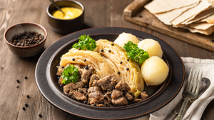 Ensopado de cordeiro com repolho (Fårikål) (Imagem: Malin_82 | Shutterstock)