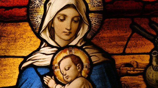 A data dedicada à Nossa Senhora do Rosário reúne preces que expressam pedidos de proteção, esperança, força e intercessão diante dos desafios da vida  (Imagem: CURAphotography | Shutterstock)