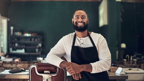 A barbearia entra em uma nova fase, com foco em técnica e atendimento (Imagem: PeopleImages | Shutterstock)