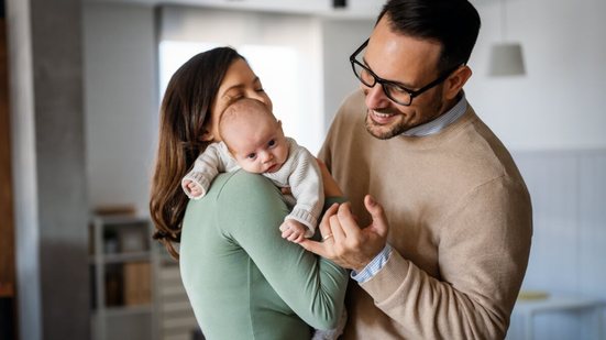 Nova licença-paternidade prevê ampliação de afastamento remunerado para os pais (Imagem: NDAB Creativity | Shutterstock)