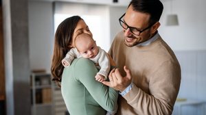 Nova licença-paternidade prevê ampliação de afastamento remunerado para os pais (Imagem: NDAB Creativity | Shutterstock)