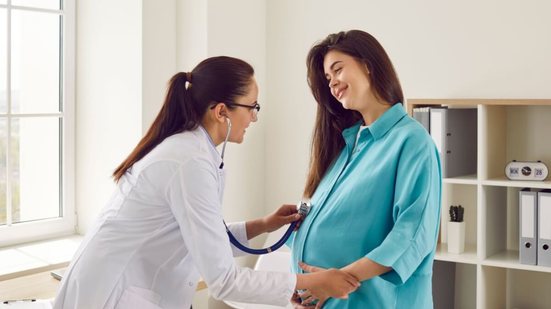 Acompanhamento adequado e diagnóstico precoce ajudam a prevenir o parto prematuro (Imagem: Studio Romantic | Shutterstock)