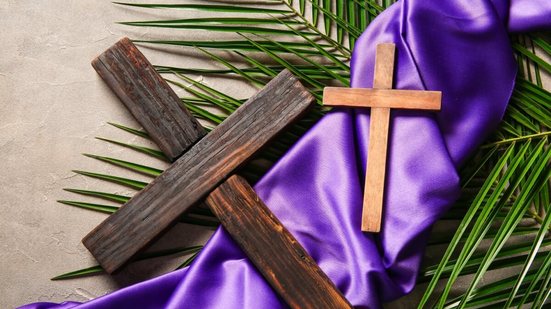 A Quaresma convida os fiéis a uma pausa para reflexão e renovação espiritual (Imagem: Pixel-Shot | Shutterstock)