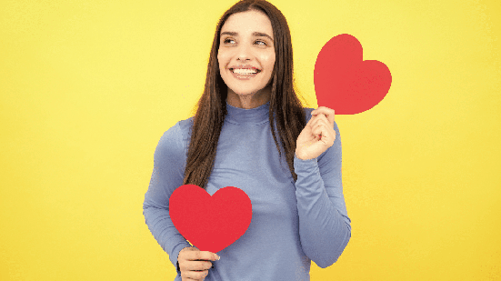 O momento favorecerá encontros, conversas e mudanças na maneira como esses signos lidam com os relacionamentos (Imagem: Red Fox studio | Shutterstock)