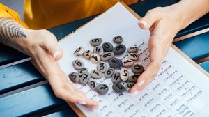 Os números ligados a cada signo funcionam como símbolos que podem favorecer momentos de sorte e abundância (Imagem: Iryna Imago | Shutterstock)