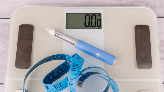 Apesar dos avanços dos medicamentos contra a obesidade, o tratamento precisa ir além dos números na balança e avaliar o organismo como um todo (Imagem: Edugrafo | Shutterstock)