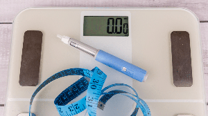 Apesar dos avanços dos medicamentos contra a obesidade, o tratamento precisa ir além dos números na balança e avaliar o organismo como um todo (Imagem: Edugrafo | Shutterstock)