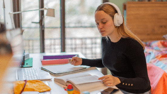Organização e constância podem ajudar estudantes a aproveitar melhor o período de preparação para o Enem (Imagem: Basilico Studio Stock | Shutterstock)