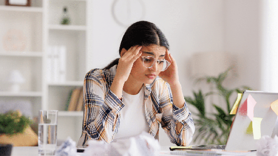 A pressão e o medo de fracassar podem afetar a concentração e o desempenho dos estudantes (Imagem: YURII MASLAK | Shutterstock)