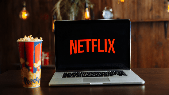 A semana promete agitar a programação de quem curte assistir a novidades no conforto de casa (Imagem: Burdun Iliya | Shutterstock)