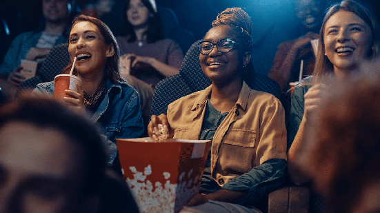 A programação dos cinemas nesta quinta-feira traz estreias nacionais e internacionais (Imagem: Drazen Zigic | Shutterstock)