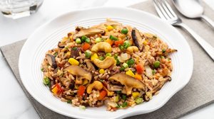 Arroz frito com shiitake e castanha-de-caju (Imagem: UPhichet | Shutterstock)