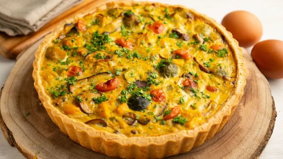 Quiche de legumes assados (Imagem: Lecker Studio | Shutterstock)