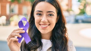 As manifestações da doença podem afetar o trabalho, a vida social e o emocional dos pacientes (Imagem: Krakenimages.com | Shutterstock)