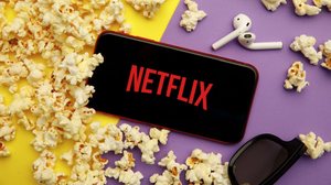 O catálogo da plataforma recebe desde romances sensíveis até séries de ação carregadas de adrenalina (Imagem: Burdun Iliya | Shutterstock)