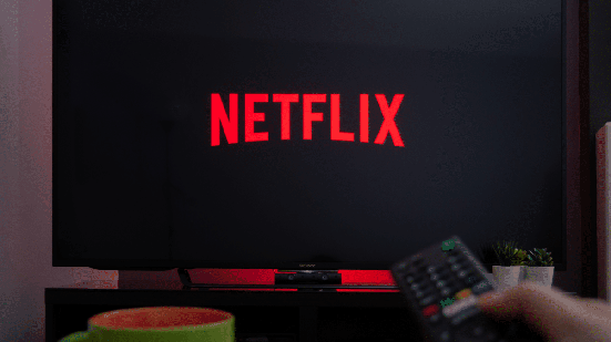 As estreias da semana na Netflix incluem histórias marcantes, cheias de reviravoltas e aventuras caóticas (Imagem: Vantage_DS | Shutterstock)