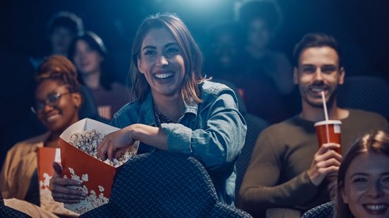 As salas de cinema oferecem, nesta semana, opções tanto para quem busca entretenimento leve quanto para espectadores interessados em narrativas mais profundas (Imagem: Drazen Zigic | Shutterstock)
