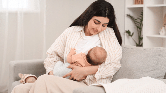 A alimentação da mãe durante a amamentação merece atenção para atender às necessidades do organismo e contribuir para a saúde do bebê (Imagem: Pixel-Shot | Shutterstock)
