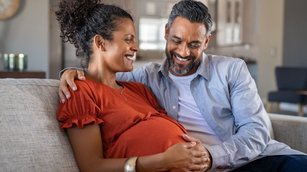 O que o bebê sente na barriga da mãe? Entenda os marcos da gestação