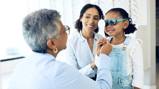 Uma em cada três crianças em idade escolar já apresenta algum grau de miopia (Imagem: PeopleImages | Shutterstock)