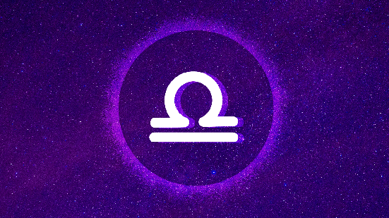 Outubro trará novas oportunidades para Libra, mas também pedirá atenção às escolhas e prioridades (Imagem: Sudarat Thaneerat | Shutterstock)