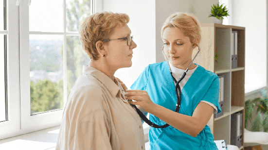 A avaliação médica orienta se o líquido precisa ser analisado, drenado ou apenas acompanhado (Imagem: Studio Romantic | Shutterstock)