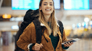Grande parte da operação turística passa por plataformas que integram dados, fornecedores e decisões em tempo real (Imagem: PeopleImages | Shutterstock)