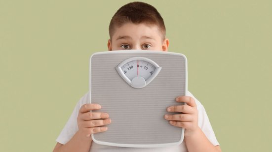 Informação e hábitos saudáveis são aliados fundamentais no combate à obesidade infantil (Imagem: Pixel-Shot | Shutterstock)