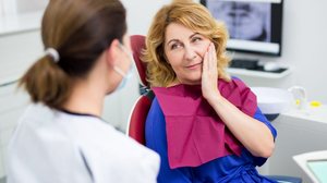 Odontologia domiciliar surge como alternativa para pacientes com mobilidade reduzida ou em condição de dependência (Imagem: Di Studio | Shutterstock)