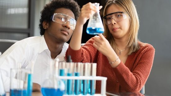 Olimpíadas científicas podem ampliar oportunidades educacionais e ajudar no desenvolvimento dos estudantes (Imagem: Shutter z | Shutterstock)