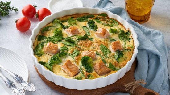 Omelete de forno de salmão com brócolis e espinafre (Imagem: Nata Bene | Shutterstock)