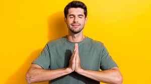 Elevar o coração ao Divino por meio de palavras sagradas traz conforto, clareza e um profundo senso de amparo (Imagem: Roman Samborskyi | Shutterstock)