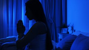 Práticas espirituais simples ajudam a reduzir o ritmo mental antes de dormir (Imagem: New Africa | Shutterstock)