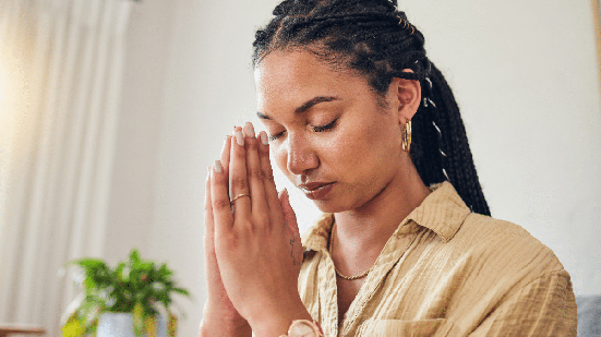 As orações ciganas podem ajudar a cultivar amor, alegria e esperança, além de abrir espaço para novas experiências (Imagem: PeopleImages | Shutterstock)