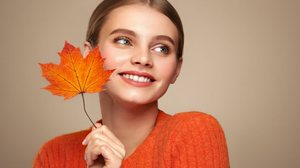 Profissionais indicam o outono como a estação mais estratégica para tratar manchas, flacidez e cabelos danificados (Imagem: Oleg Gekman | Shutterstock)