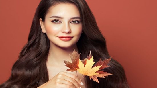 A tendência de maquiagem outono-inverno 2026 mistura referências naturais com brilho sutil para looks do dia à noite (Imagem: Oleg Gekman | Shutterstock)