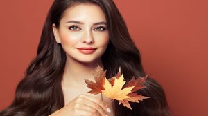 A tendência de maquiagem outono-inverno 2026 mistura referências naturais com brilho sutil para looks do dia à noite (Imagem: Oleg Gekman | Shutterstock)