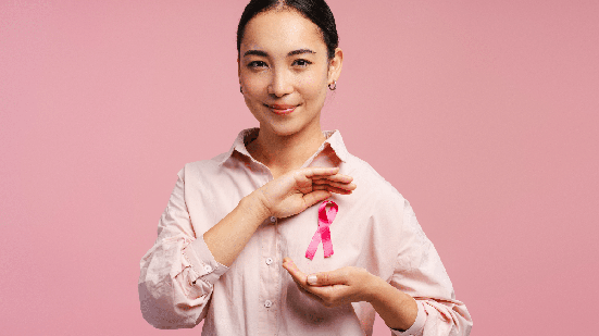 O Outubro Rosa reforça a importância da prevenção e dos cuidados com a saúde feminina (Imagem: AYO Production | Shutterstock)