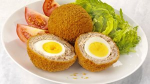 Bolovo de frango com ovo de codorna (Imagem: CKP1001 | Shutterstock)