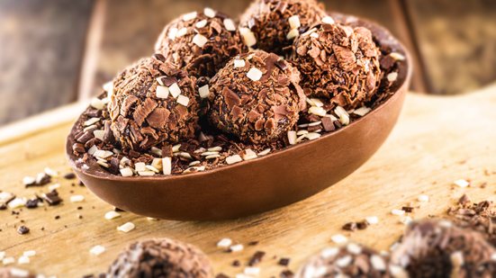 Ovo de Páscoa de colher de brigadeiro (Imagem: RHJPhtotos |  Shutterstock)