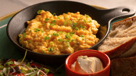 Ovo mexido cremoso e aerado (Imagem: Alena Lom | Shutterstock)