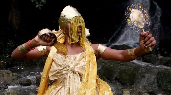 A energia de Oxum pode ser acessada em pequenos gestos do dia a dia (Imagem: Joa Souza | Shutterstock)