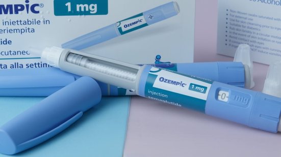 Mudanças no organismo provocadas pelo uso das canetas emagrecedoras podem impactar diretamente a saúde bucal (Imagem: Starmarpro | Shutterstock)