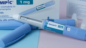 Mudanças no organismo provocadas pelo uso das canetas emagrecedoras podem impactar diretamente a saúde bucal (Imagem: Starmarpro | Shutterstock)