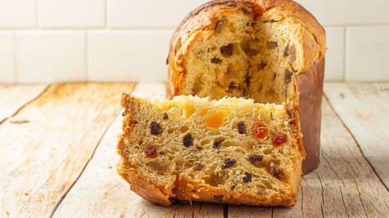 Panetone com frutas cristalizadas e uva-passa (Imagem: FeLopes | Shutterstock)