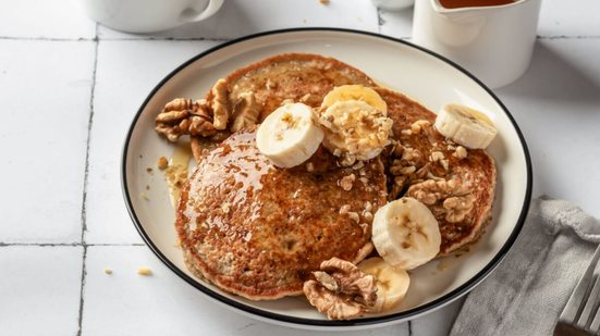 Panqueca americana proteica de banana e aveia (Imagem: HANNA HAFARAVA | Shutterstock)